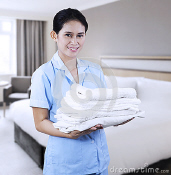 Senhora de limpeza na sala de hotel